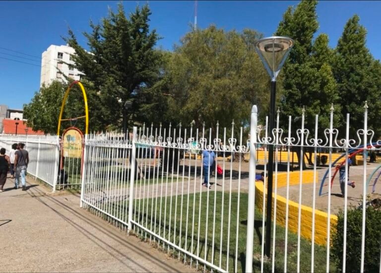 Una nena de 3 años fue mordida por un perro callejero en la Plaza España