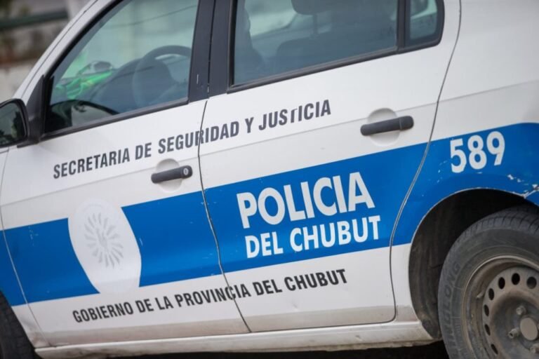 A plena luz del día: balearon a un policía retirado mientras caminaba por la calle