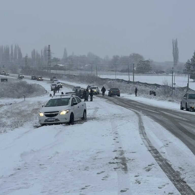 Por fuertes nevadas, Educación suspende actividades este lunes en la Comarca Andina