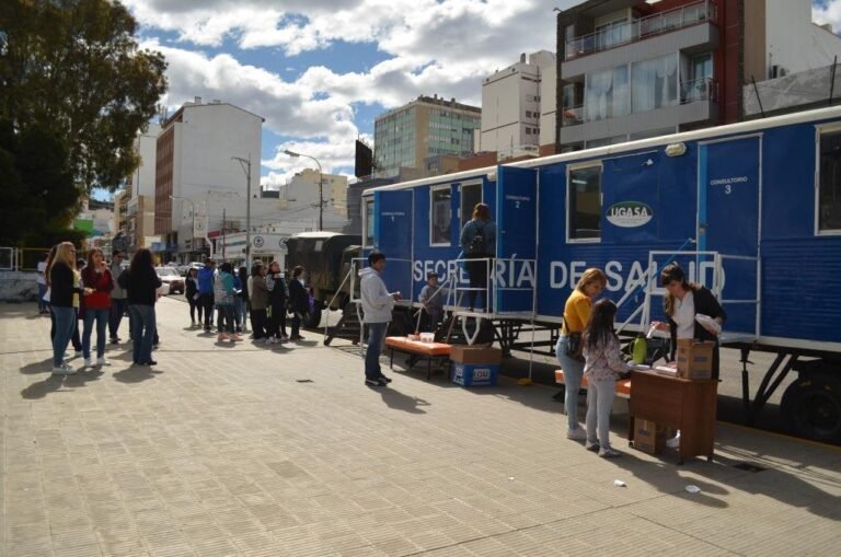 “Salud en tu Barrio” continúa en la Plaza de la Escuela N° 83 con controles y atención gratuita