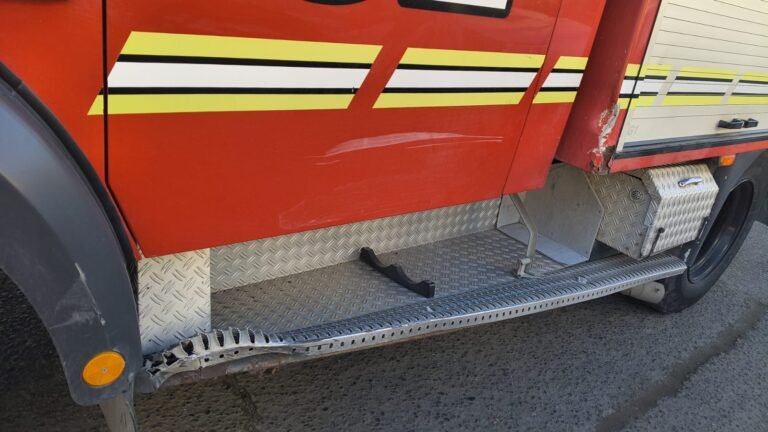 Choque en Bouchardo y Alem: Una camioneta impactó contra un camión de Bomberos