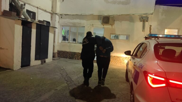 Destrozaron la vidriera de un comercio para robar cervezas y los atraparon en la huida