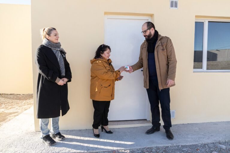 Dos familias de Comodoro accedieron a una vivienda tras años de espera