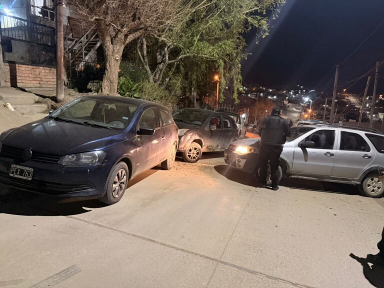 Festejo descontrolado: ebrio y sin papeles, chocó dos autos estacionados