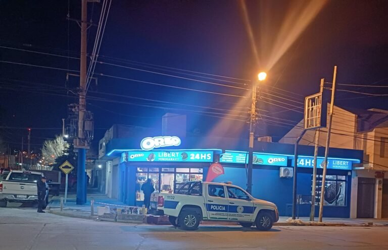 Las cámaras lo delataron: dañó el vidrio de un local y fue detenido a pocas cuadras
