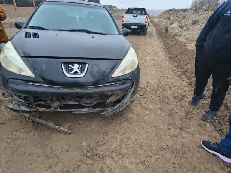 Perdió el control del auto y terminó despistando en el camino Roque González