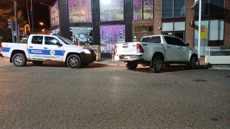 Noche violenta: escaparon tras una pelea y abandonaron una camioneta con un arma adentro