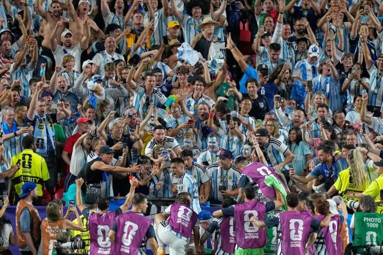 El Gobierno refuerza los controles ante la posibilidad de que barras viajen a EE.UU. para ver el partido contra Inglaterra