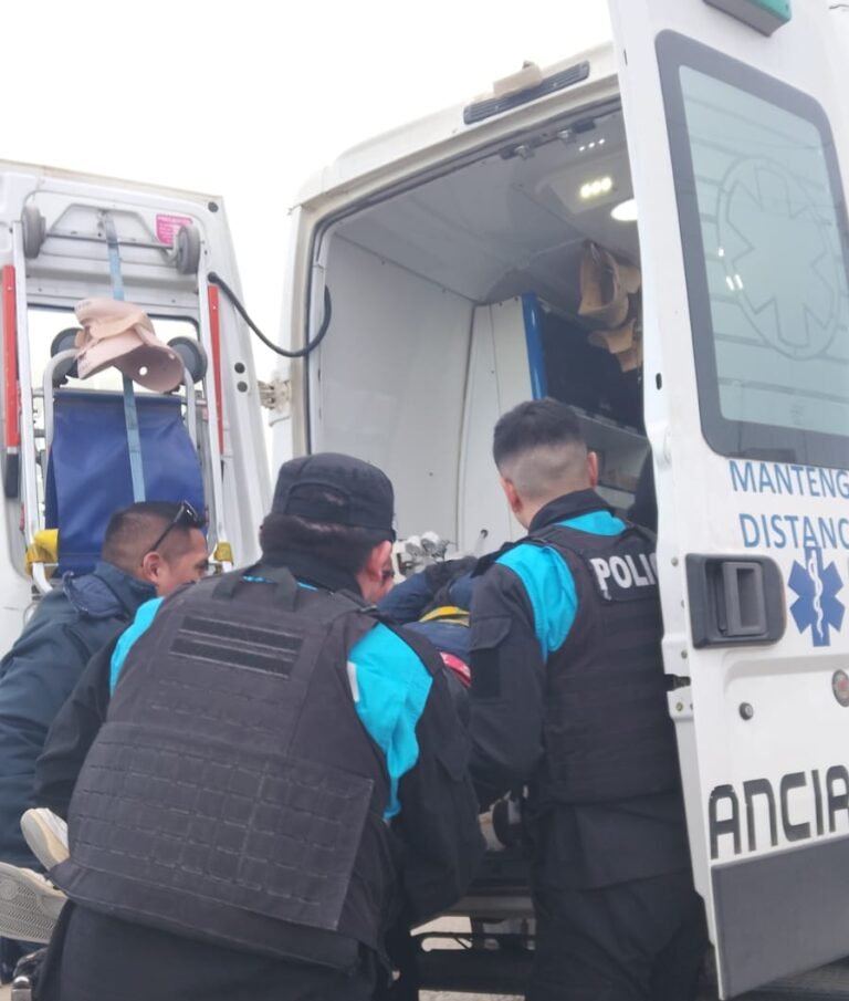 Perdió el control de su moto, derrapó y terminó en el hospital
