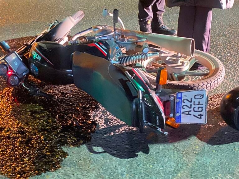 Un motociclista embistió a un peatón en pleno Centro: ambos resultaron heridos