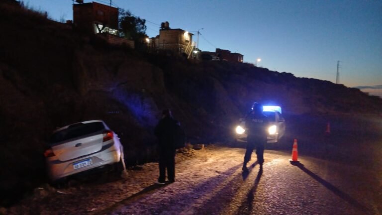 Susto en Roque González: un Ford Ka terminó en la banquina tras un despiste