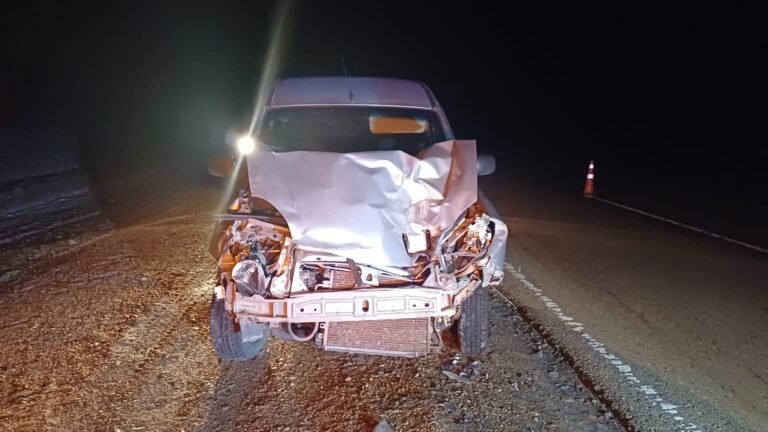 Fue encandilado por una caravana de colectivos y chocó contra un camión