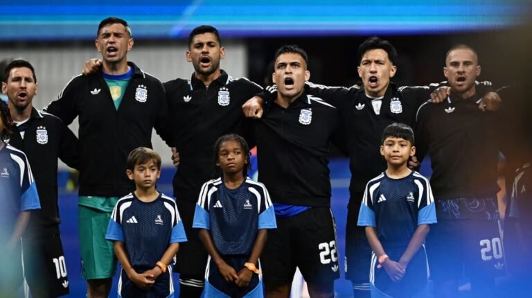 La emoción de los jugadores de la Selección durante el momento del himno en las semifinales ante Inglaterra