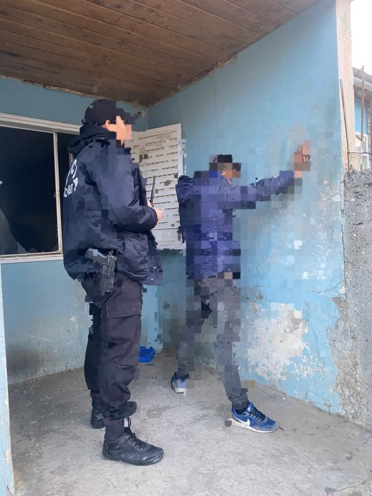 Provocó destrozos para entrar a robar y lo atraparon dentro de la vivienda