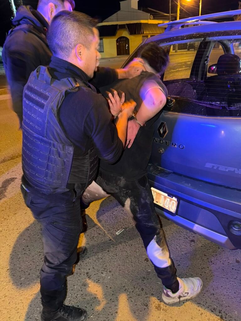 Amenazó a un hombre con una pistola e intentó escapar en Uber: quedó detenido