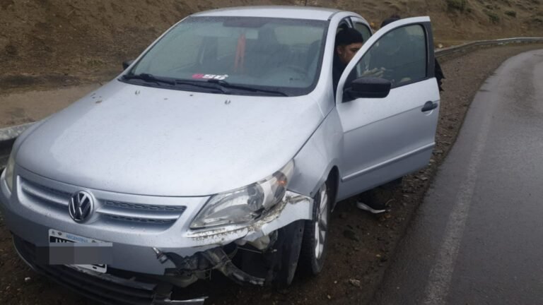 Un vehículo despistó sobre la Ruta 3 por la calzada mojada