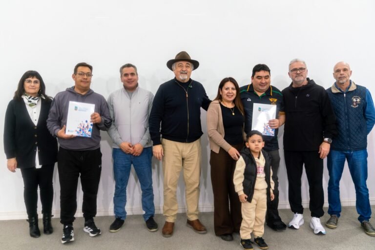Deportistas y clubes recibieron apoyo económico para competencias e infraestructura