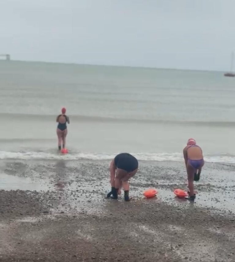Ni la lluvia ni la nieve las frenaron: tres mujeres nadaron en la Costanera