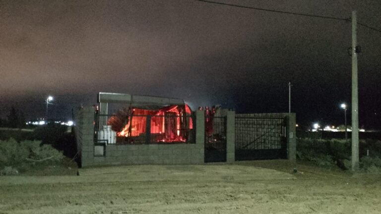 Voraz incendio destruyó por completo una vivienda en Bella Vista Sur