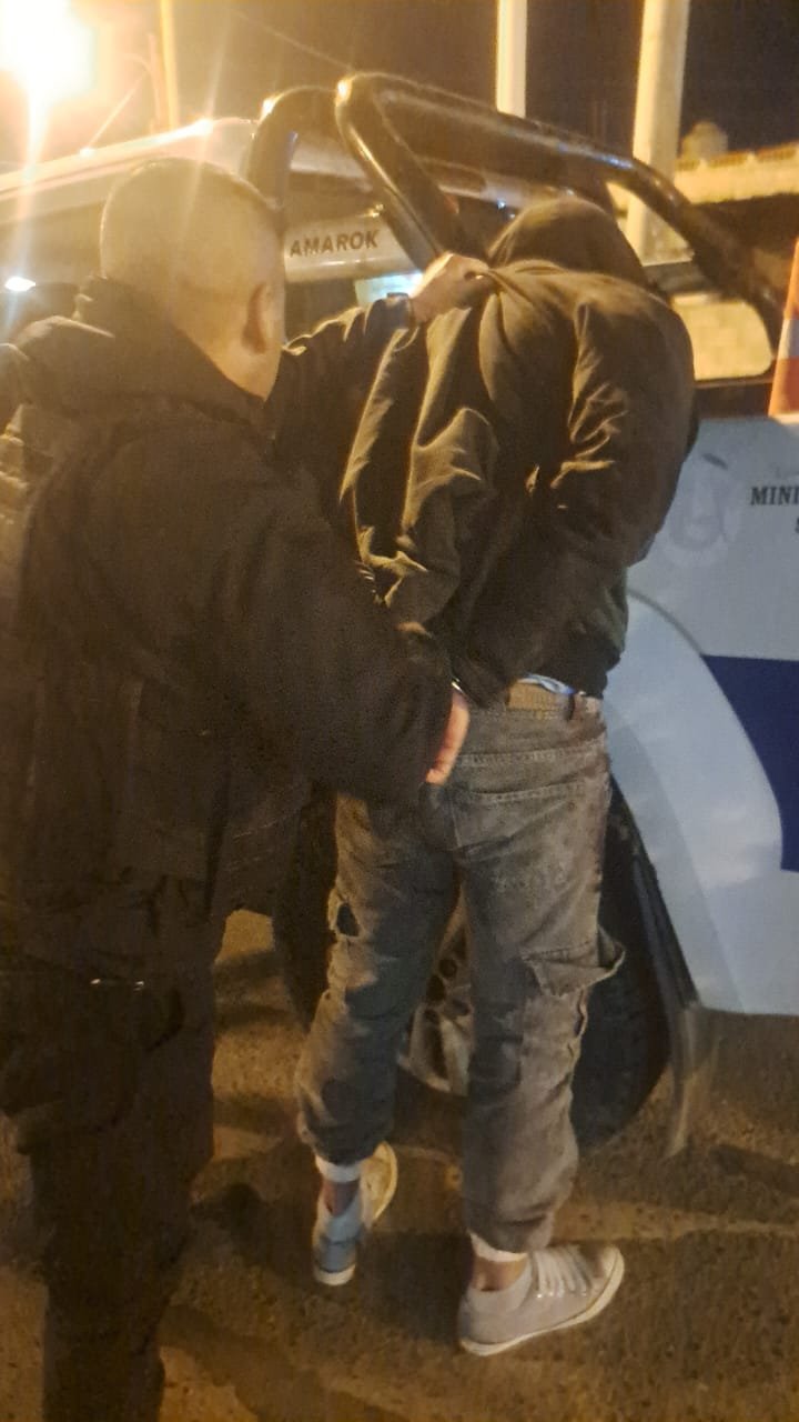 Ingresó a una vivienda, provocó daños y los dueños lograron reducirlo a golpes