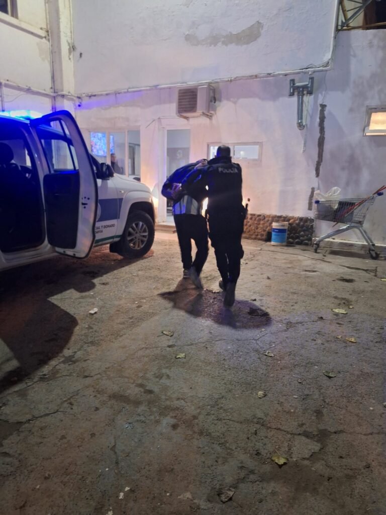 Insultó y escupió a policías tras una riña en avenida Roca: fue demorado
