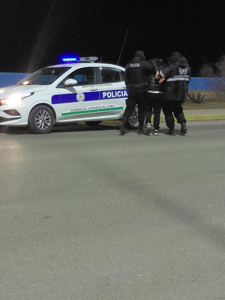 Despistó sobre una senda peatonal, se negó al test de alcoholemia y desafió a policías