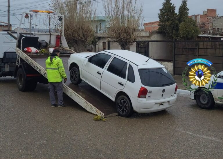Recuperaron un auto robado a mano armada y encontraron armas en un allanamiento