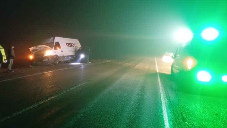Ruta 3: el mal clima hizo ceder la banquina y un furgón quedó encajado