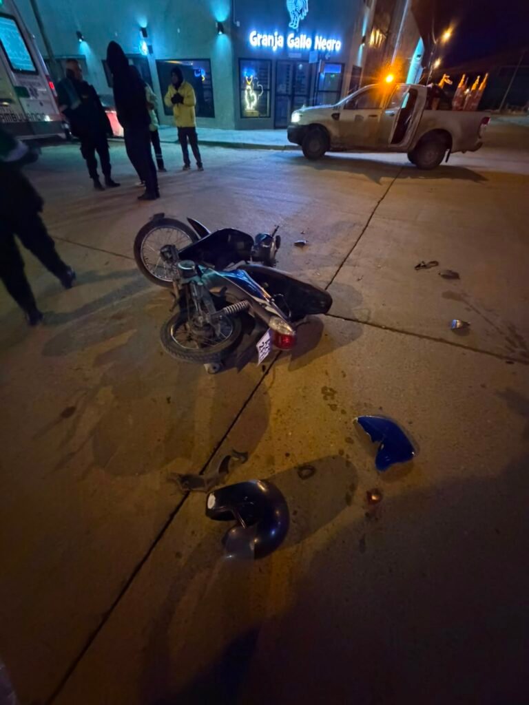 Choque entre un auto y una moto dejó a un motociclista hospitalizado