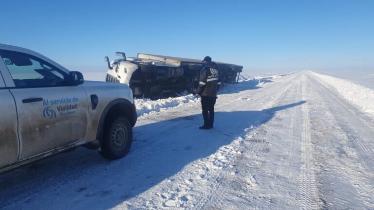 Ruta 260: un camión chileno volcó por la nieve y el chofer salió ileso
