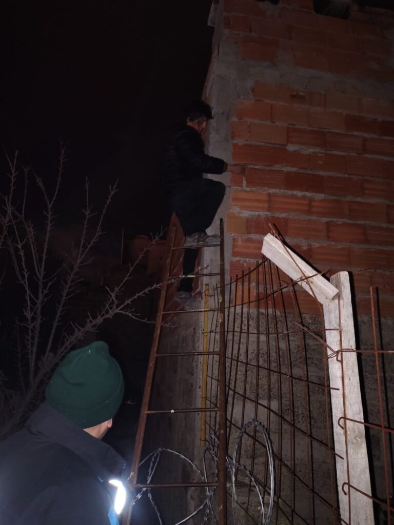 Huyó por los techos, quedó colgado a 6 metros de altura y la Policía tuvo que bajarlo