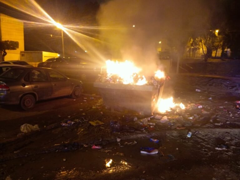 Bomberos sofocaron el incendio de un contenedor en barrio 30 de Octubre
