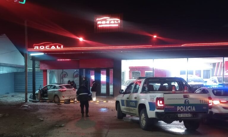 Manejaba alcoholizado, perdió el control y chocó contra una concesionaria