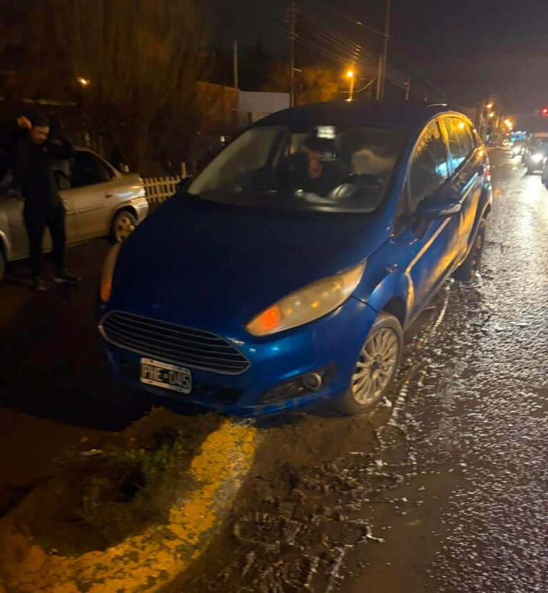 Un vehículo quedó sobre un muro de contención tras despistar en Km 5