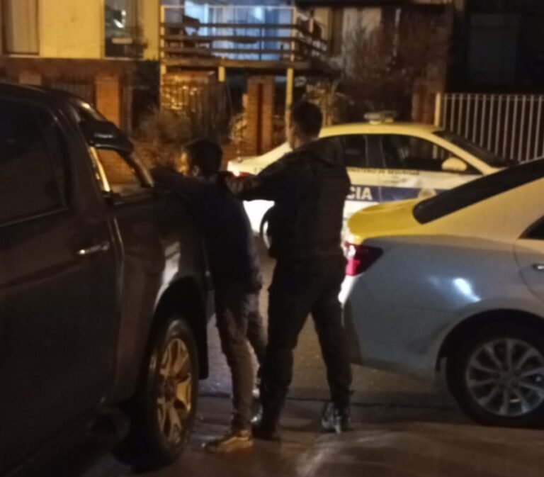 Sustrajo perfumes de una farmacia, escapó en Uber y cayó tras una persecución