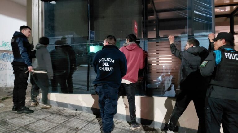 Los sorprendieron forzando la puerta de un mayorista con barretas de hierro: tres detenidos