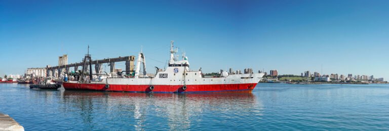 Intensa búsqueda de un marinero que cayó al mar desde un pesquero frente a Puerto Deseado