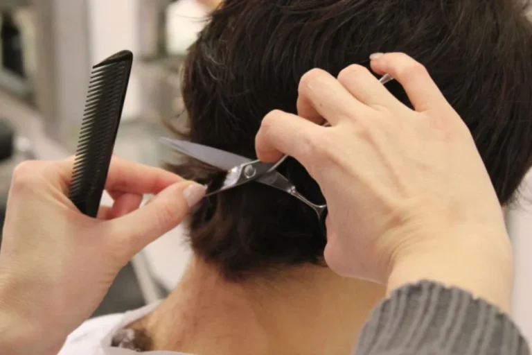 Un corte de pelo por un abrigo: reúnen donaciones para ayudar a familias sin gas