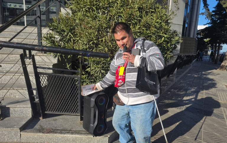 Es ciego, trabaja en el CIP y organiza un mate bingo para comprar un bastón con IA