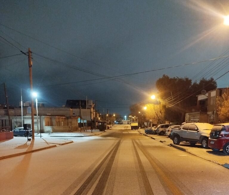 Alerta por hielo y nieve: piden evitar calles con pendientes y caminos alternativos