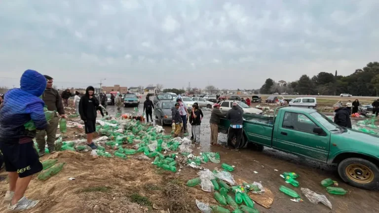 Indignación en Ruta 22: saquearon un camión mientras retiraban al chofer fallecido