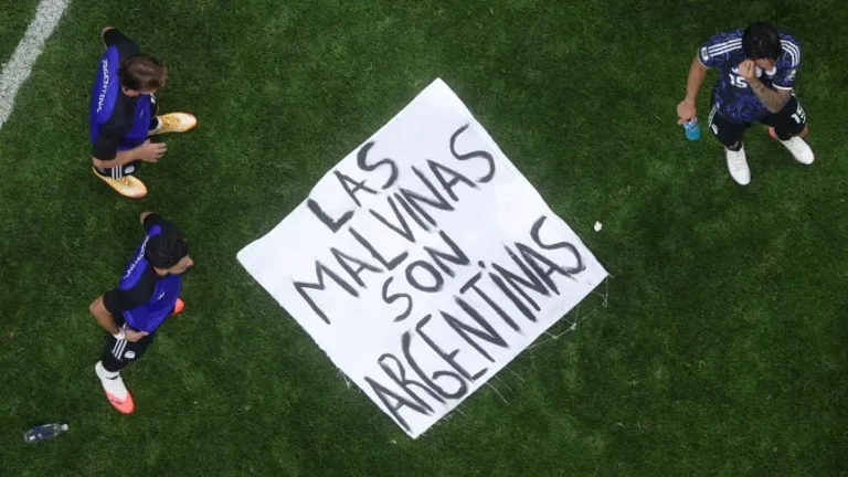 La AFA podría recibir una sanción de la FIFA por exhibir la bandera de Malvinas