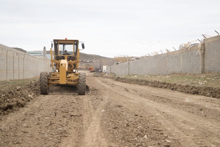 Refuerzan los trabajos de mantenimiento vial en el barrio Industrial y otros sectores