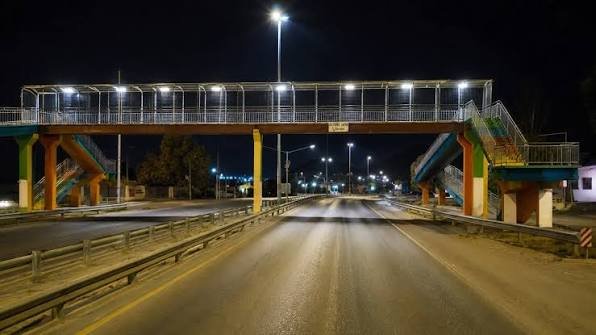 Un joven fue rescatado tras amenazar con arrojarse desde un puente peatonal
