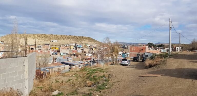 Vecinos de San Cayetano reclaman iluminación y mejoras en el acceso a la zona alta