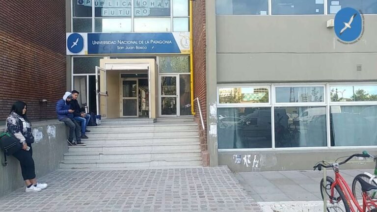 La UNPSJB denunció penalmente al militante libertario que vandalizó un mural histórico