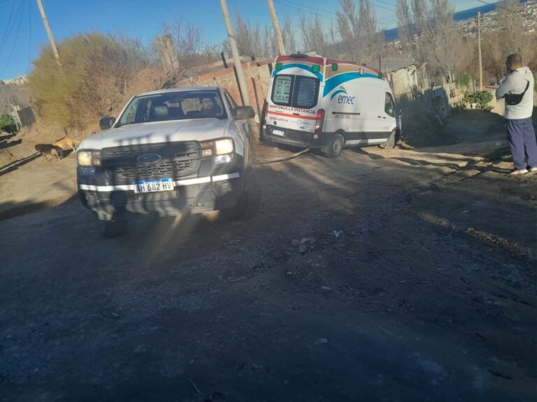 Una ambulancia quedó encajada en barrio San Martín y vecinos reclamaron por el estado de calles