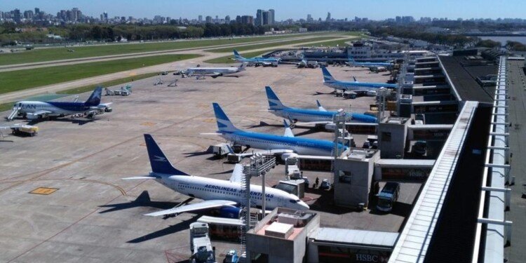 Aeroparque cierra por tres días: más de 900 vuelos y 115 mil pasajeros afectados