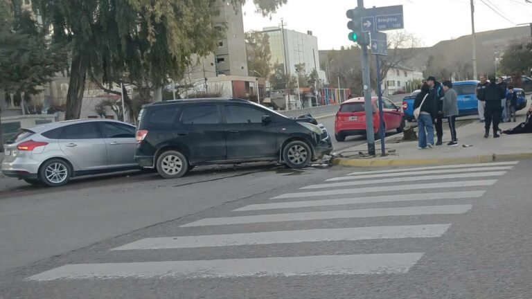 ​Dos vehículos colisionaron y una conductora resultó lesionada