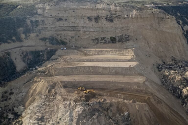 Avanzan los trabajos de aterrazamiento en la ladera del Cerro Hermitte